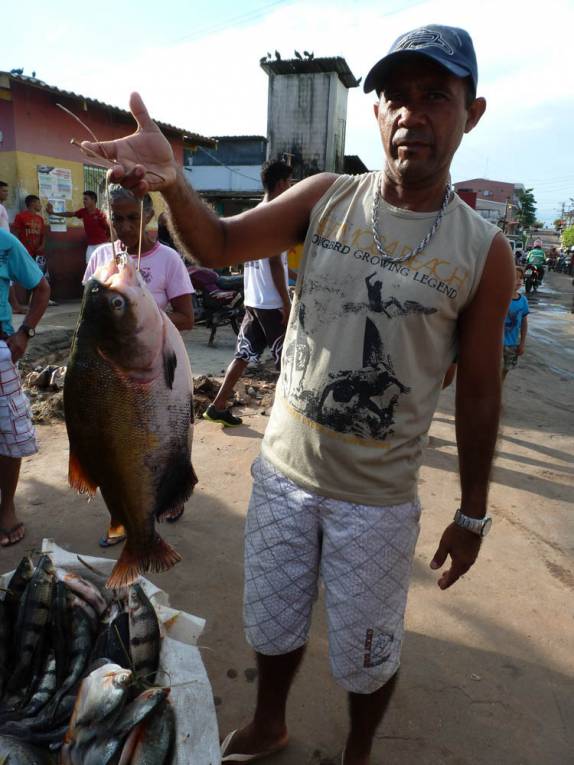 Orgulhoso,pescador nos mostra seus peixes em Coari, às margens do rio Solimões, no Amazonas